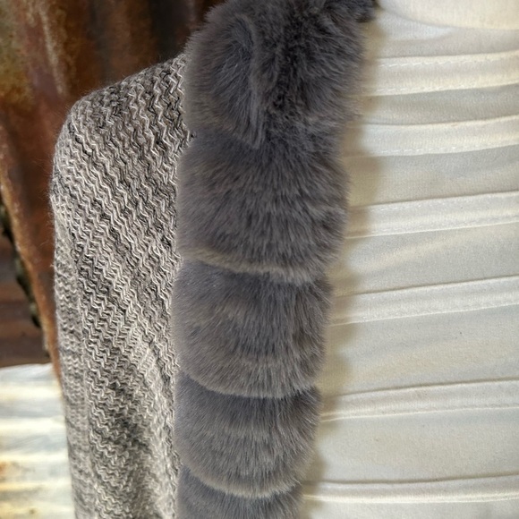 ❤️SHEIN Faux fur Trim knit shawl/ poncho- one size - Picture 6 of 7